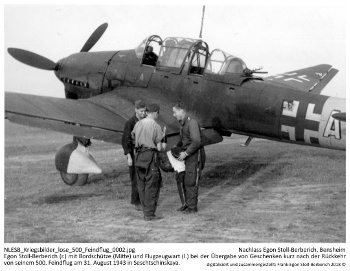 Egon Stoll-Berberich (r.) mit Bordschütze Feldwebel Heinz Ley (Mitte) und Flugzeugwart Unteroffizier Heikstein (l.) bei der Übergabe von Geschenken kurz nach der Rückkehr von seinem 500. Feindflug am 31. August 1943 in Seschtschinskaya. NLESB_Kriegsbilder_lose_500_Feindflug_0002. Egon Stoll-Berberich (r.) mit Bordschütze Feldwebel Heinz Ley (Mitte) und Flugzeugwart Unteroffizier Heikstein (l.) bei der Übergabe von Geschenken kurz nach der Rückkehr von seinem 500. Feindflug am 31. August 1943 in Seschtschinskaya. NLESB_Kriegsbilder_lose_500_Feindflug_0002.