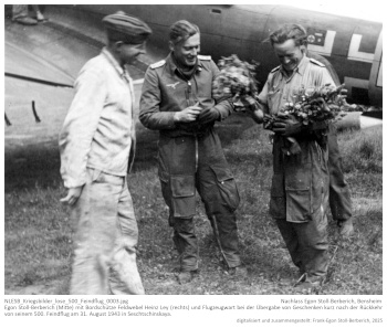 Egon Stoll-Berberich (Mitte) mit Bordschütze Feldwebel Heinz Ley (rechts) und Flugzeugwart bei der Übergabe von Geschenken kurz nach der Rückkehr von seinem 500. Feindflug am 31. August 1943 in Seschtschinskaya. NLESB_Kriegsbilder_lose_500_Feindflug_0003. Egon Stoll-Berberich (Mitte) mit Bordschütze Feldwebel Heinz Ley (rechts) und Flugzeugwart bei der Übergabe von Geschenken kurz nach der Rückkehr von seinem 500. Feindflug am 31. August 1943 in Seschtschinskaya. NLESB_Kriegsbilder_lose_500_Feindflug_0003.