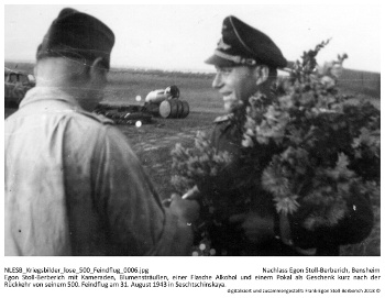 Egon Stoll-Berberich mit Kameraden, Blumensträußen, einer Flasche Alkohol und einem Pokal als Geschenk kurz nach der Rückkehr von seinem 500. Feindflug am 31. August 1943 in Seschtschinskaya. NLESB_Kriegsbilder_lose_500_Feindflug_0006. Egon Stoll-Berberich mit Kameraden, Blumensträußen, einer Flasche Alkohol und einem Pokal als Geschenk kurz nach der Rückkehr von seinem 500. Feindflug am 31. August 1943 in Seschtschinskaya. NLESB_Kriegsbilder_lose_500_Feindflug_0006.