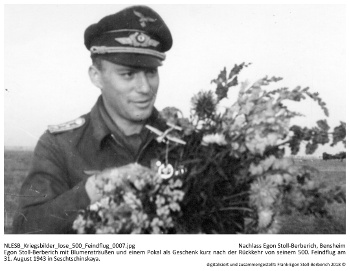 Egon Stoll-Berberich mit Blumensträußen und einem Pokal als Geschenk kurz nach der Rückkehr von seinem 500. Feindflug am 31. August 1943 in Seschtschinskaya. NLESB_Kriegsbilder_lose_500_Feindflug_0007. Egon Stoll-Berberich mit Blumensträußen und einem Pokal als Geschenk kurz nach der Rückkehr von seinem 500. Feindflug am 31. August 1943 in Seschtschinskaya. NLESB_Kriegsbilder_lose_500_Feindflug_0007.