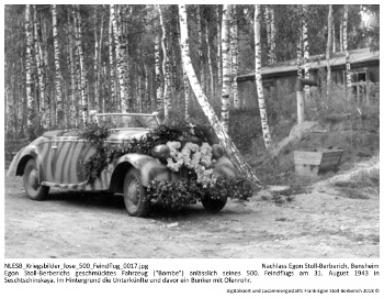 Egon Stoll-Berberichs geschmücktes Fahrzeug ("Bombe") anlässlich seines 500. Feindflugs am 31. August 1943 in Seschtschinskaya. Im Hintergrund die Unterkünfte und davor ein Bunker mit Ofenrohr. NLESB_Kriegsbilder_lose_500_Feindflug_0017. Egon Stoll-Berberichs geschmücktes Fahrzeug ("Bombe") anlässlich seines 500. Feindflugs am 31. August 1943 in Seschtschinskaya. Im Hintergrund die Unterkünfte und davor ein Bunker mit Ofenrohr. NLESB_Kriegsbilder_lose_500_Feindflug_0017.