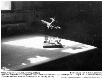 Egon Stoll-Berberichs Erinnerungspokal seiner Staffel anlässlich seines 500. Feindflugs am 31. August 1943 in Seschtschinskaya; Das Geschenk wurde von Kameraden komplett aus Messing gefertigt. NLESB_Kriegsbilder_lose_500_Feindflug_0018. Egon Stoll-Berberichs Erinnerungspokal seiner Staffel anlässlich seines 500. Feindflugs am 31. August 1943 in Seschtschinskaya; Das Geschenk wurde von Kameraden komplett aus Messing gefertigt. NLESB_Kriegsbilder_lose_500_Feindflug_0018.
