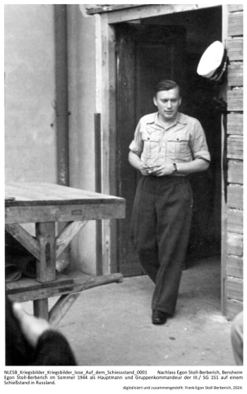 Egon Stoll-Berberich im Sommer 1944 als Hauptmann und Gruppenkommandeur der III./S.G. 151 auf einem Schießstand in Russland. NLESB_Kriegsbilder_Kriegsbilder_lose_Auf_dem_Schiessstand_0001