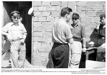 Egon Stoll-Berberich (2. v. l.) im Sommer 1944 als Hauptmann und Gruppenkommandeur der III./S.G. 151 auf einem Schießstand in Russland. Unbekannte Kameraden. NLESB_Kriegsbilder_Kriegsbilder_lose_Auf_dem_Schiessstand_0002