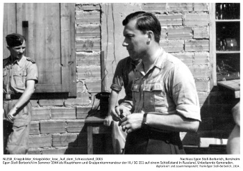 Egon Stoll-Berberich im Sommer 1944 als Hauptmann und Gruppenkommandeur der III./S.G. 151 auf einem Schießstand in Russland. Unbekannte Kameraden. NLESB_Kriegsbilder_Kriegsbilder_lose_Auf_dem_Schiessstand_0003