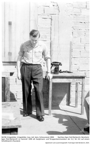 Egon Stoll-Berberich im Sommer 1944 als Hauptmann und Gruppenkommandeur der III./S.G. 151 auf einem Schießstand in Russland. NLESB_Kriegsbilder_Kriegsbilder_lose_Auf_dem_Schiessstand_0004