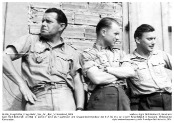 Egon Stoll-Berberich (rechts) im Sommer 1944 als Hauptmann und Gruppenkommandeur der III./S.G. 151 auf einem Schießstand in Russland. Unbekannte Kameraden. (Bild bereinigt) NLESB_Kriegsbilder_Kriegsbilder_lose_Auf_dem_Schiessstand_0006