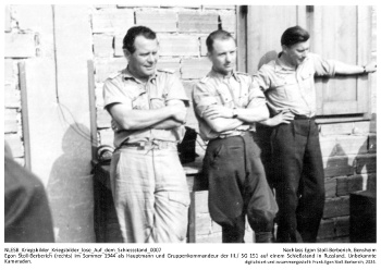 Egon Stoll-Berberich (rechts) im Sommer 1944 als Hauptmann und Gruppenkommandeur der III./S.G. 151 auf einem Schießstand in Russland. Unbekannte Kameraden. (Bild bereinigt) NLESB_Kriegsbilder_Kriegsbilder_lose_Auf_dem_Schiessstand_0007