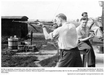 Egon Stoll-Berberich (2.v.r. sitzend) im Sommer 1944 als Hauptmann und Gruppenkommandeur der III./S.G. 151 auf einem Schießstand in Russland. Unbekannte Kameraden. NLESB_Kriegsbilder_Kriegsbilder_lose_Auf_dem_Schiessstand_0008