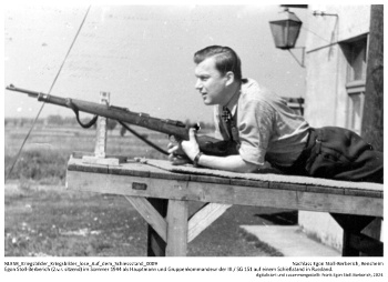 Egon Stoll-Berberich im Sommer 1944 als Hauptmann und Gruppenkommandeur der III./S.G. 151 auf einem Schießstand in Russland. NLESB_Kriegsbilder_Kriegsbilder_lose_Auf_dem_Schiessstand_0009