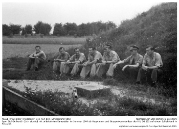 Egon Stoll-Berberich (1.v.r. sitzend) mit unbekannten Kameraden im Sommer 1944 als Hauptmann und Gruppenkommandeur der III./S.G. 151 auf einem Schießstand in Russland. NLESB_Kriegsbilder_Kriegsbilder_lose_Auf_dem_Schiessstand_0010