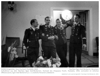 Aufnahmen aus dem Nachlass Egon Stoll-Berberichs. Hochzeit des Ehepaares Prarth, Pardubitz, 1944, vermutlich im örtlichen Offizierscasino, Egon Stoll-Berberich (2. v. r.) restliche Personen unbekannt. NLESB_Kriegsbilder_lose_Hochzeit_Pardubitz_0003