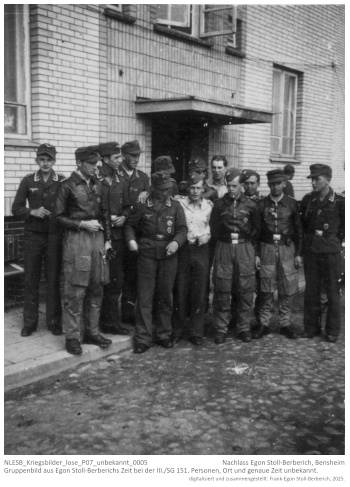 Gruppenbild aus Egon Stoll-Berberichs Zeit bei der III./SG 151. Personen, Ort und genaue Zeit unbekannt. NLESB_Kriegsbilder_lose_P07_unbekannt_0005