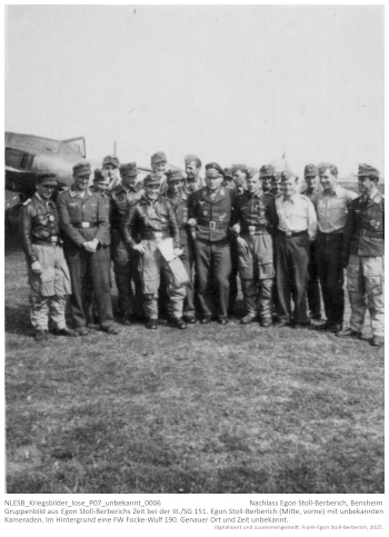 Gruppenbild aus Egon Stoll-Berberichs Zeit bei der III./SG 151. Egon Stoll-Berberich (Mitte, vorne) mit unbekannten Kameraden. Im Hintergrund eine FW Focke-Wulf 190. Genauer Ort und Zeit unbekannt. NLESB_Kriegsbilder_lose_P07_unbekannt_0006