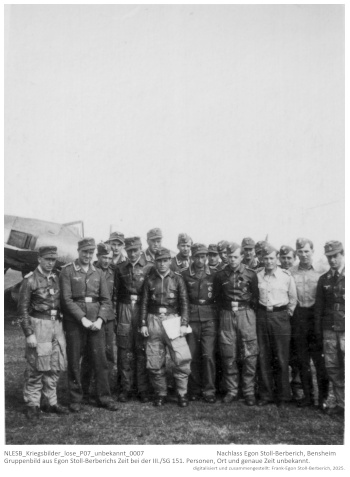 Gruppenbild aus Egon Stoll-Berberichs Zeit bei der III./SG 151. Personen, Ort und genaue Zeit unbekannt. NLESB_Kriegsbilder_lose_P07_unbekannt_0007