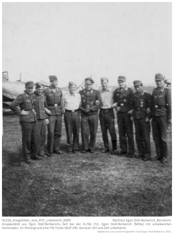 Gruppenbild aus Egon Stoll-Berberichs Zeit bei der III./SG 151. Egon Stoll-Berberich (Mitte) mit unbekannten Kameraden. Im Hintergrund eine FW Focke-Wulf 190. Genauer Ort und Zeit unbekannt. NLESB_Kriegsbilder_lose_P07_unbekannt_0008