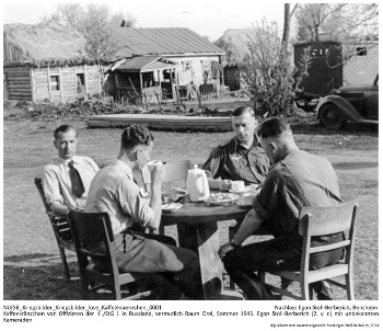 Kaffeekränzchen von Offizieren der III./StG 1 in Russland, vermutlich Raum Orel, Sommer 1943. Egon Stoll-Berberich (2. v. r.) mit unbekannten Kameraden. NLESB_Kriegsbilder_Kriegsbilder_lose_Kaffeekraenzchen_0001 Kaffeekränzchen von Offizieren der III./StG 1 in Russland, vermutlich Raum Orel, Sommer 1943. Egon Stoll-Berberich (2. v. r.) mit unbekannten Kameraden. NLESB_Kriegsbilder_Kriegsbilder_lose_Kaffeekraenzchen_0001