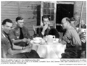 Kaffeekränzchen von Offizieren der III./StG 1 in Russland, vermutlich Raum Orel, Sommer 1943. Egon Stoll-Berberich (2. v. l.) mit unbekannten Kameraden. (Bild bereinigt) NLESB_Kriegsbilder_Kriegsbilder_lose_Kaffeekraenzchen_0002 Kaffeekränzchen von Offizieren der III./StG 1 in Russland, vermutlich Raum Orel, Sommer 1943. Egon Stoll-Berberich (2. v. l.) mit unbekannten Kameraden. (Bild bereinigt) NLESB_Kriegsbilder_Kriegsbilder_lose_Kaffeekraenzchen_0002