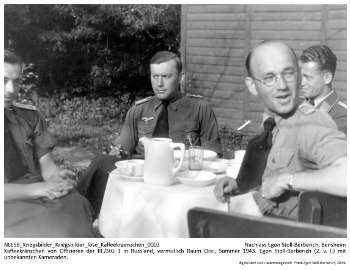 Kaffeekränzchen von Offizieren der III./StG 1 in Russland, vermutlich Raum Orel, Sommer 1943. Egon Stoll-Berberich (2. v. l.) mit unbekannten Kameraden. NLESB_Kriegsbilder_Kriegsbilder_lose_Kaffeekraenzchen_0003 Kaffeekränzchen von Offizieren der III./StG 1 in Russland, vermutlich Raum Orel, Sommer 1943. Egon Stoll-Berberich (2. v. l.) mit unbekannten Kameraden. NLESB_Kriegsbilder_Kriegsbilder_lose_Kaffeekraenzchen_0003