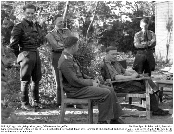 Kaffeekränzchen von Offizieren der III./StG 1 in Russland, vermutlich Raum Orel, Sommer 1943. Egon Stoll-Berberich (2. v. r.), Hans Geyer (2. v. l., † 16. Juni 1943) mit unbekannten Kameraden. NLESB_Kriegsbilder_Kriegsbilder_lose_Kaffeekraenzchen_0004 Kaffeekränzchen von Offizieren der III./StG 1 in Russland, vermutlich Raum Orel, Sommer 1943. Egon Stoll-Berberich (2. v. r.), Hans Geyer (2. v. l., † 16. Juni 1943) mit unbekannten Kameraden. NLESB_Kriegsbilder_Kriegsbilder_lose_Kaffeekraenzchen_0004