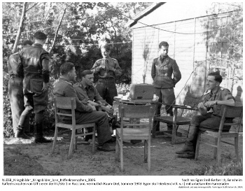 Kaffeekränzchen von Offizieren der III./StG 1 in Russland, vermutlich Raum Orel, Sommer 1943. Egon Stoll-Berberich (4. v. r.) mit unbekannten Kameraden. NLESB_Kriegsbilder_Kriegsbilder_lose_Kaffeekraenzchen_0005 Kaffeekränzchen von Offizieren der III./StG 1 in Russland, vermutlich Raum Orel, Sommer 1943. Egon Stoll-Berberich (4. v. r.) mit unbekannten Kameraden. NLESB_Kriegsbilder_Kriegsbilder_lose_Kaffeekraenzchen_0005