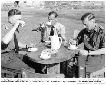 Kaffeekränzchen von Offizieren der III./StG 1 in Russland, vermutlich Raum Orel, Sommer 1943. Egon Stoll-Berberich (1. v. r.) mit unbekannten Kameraden. NLESB_Kriegsbilder_Kriegsbilder_lose_Kaffeekraenzchen_0006 Kaffeekränzchen von Offizieren der III./StG 1 in Russland, vermutlich Raum Orel, Sommer 1943. Egon Stoll-Berberich (1. v. r.) mit unbekannten Kameraden. NLESB_Kriegsbilder_Kriegsbilder_lose_Kaffeekraenzchen_0006