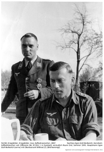 Kaffeekränzchen von Offizieren der III./SG 1 in Russland, vermutlich Raum Orel, Sommer 1943. Hauptmann Egon Stoll-Berberich (vorne) mit Oberleutnant Milbrad (?). (Bild bereinigt) NLESB_Kriegsbilder_Kriegsbilder_lose_Kaffeekraenzchen_0007 Kaffeekränzchen von Offizieren der III./SG 1 in Russland, vermutlich Raum Orel, Sommer 1943. Hauptmann Egon Stoll-Berberich (vorne) mit Oberleutnant Milbrad (?). (Bild bereinigt) NLESB_Kriegsbilder_Kriegsbilder_lose_Kaffeekraenzchen_0007