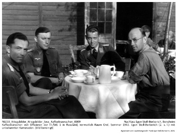 Kaffeekränzchen von Offizieren der III./StG 1 in Russland, vermutlich Raum Orel, Sommer 1943. Egon Stoll-Berberich (2. v. l.) mit unbekannten Kameraden. (Bild bereinigt) NLESB_Kriegsbilder_Kriegsbilder_lose_Kaffeekraenzchen_0009 Kaffeekränzchen von Offizieren der III./StG 1 in Russland, vermutlich Raum Orel, Sommer 1943. Egon Stoll-Berberich (2. v. l.) mit unbekannten Kameraden. (Bild bereinigt) NLESB_Kriegsbilder_Kriegsbilder_lose_Kaffeekraenzchen_0009