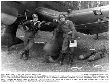 Bild aus Egon Stoll-Berberichs Fotoalbum, vermutlich Russland 1941, Junkers JU 87 B der III./St.G. 1, links: Kaupitsch, rechts: unbekannt. Offiziere stützen sich auf das für die Stuka berühmte "Lärmgerät", fälschlicherweise oft als "Jericho-Trompeten" bezeichnet. Am Boden unter dem Flügel liegen zwei 50-kg Bomben an deren Flossen die als "Jericho Trompeten" bekannten Kartonröhren angebracht waren (ca. 35,5 cm lang, 3,8 cm breit). Diese erzeugten beim Stürzen einen Heulton. Am Rumpf (links) erkennt man die Anlasskurbel des Schwungmassenanlassers. NLESB_Kriegsbilder_lose_Filmrolle_Russland_1941_0001 Bild aus Egon Stoll-Berberichs Fotoalbum, vermutlich Russland 1941, Junkers JU 87 B der III./St.G. 1, links: Kaupitsch, rechts: unbekannt. Offiziere stützen sich auf das für die Stuka berühmte "Lärmgerät", fälschlicherweise oft als "Jericho-Trompeten" bezeichnet. Am Boden unter dem Flügel liegen zwei 50-kg Bomben an deren Flossen die als "Jericho Trompeten" bekannten Kartonröhren angebracht waren (ca. 35,5 cm lang, 3,8 cm breit). Diese erzeugten beim Stürzen einen Heulton. Am Rumpf (links) erkennt man die Anlasskurbel des Schwungmassenanlassers. NLESB_Kriegsbilder_lose_Filmrolle_Russland_1941_0001