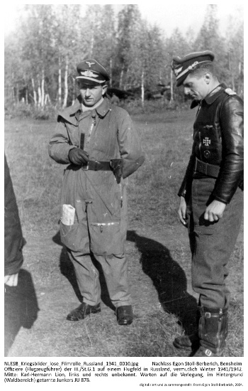 Offiziere (Flugzeugführer) der III./St.G.1 auf einem Flugfeld in Russland, vermutlich Winter 1941/1942. Mitte: Karl-Hermann Lion, links und rechts unbekannt. Warten auf die Verlegung, im Hintergrund (Waldbereich) getarnte Junkers JU 87B. NLESB_Kriegsbilder_lose_Filmrolle_Russland_1941_0010 Offiziere (Flugzeugführer) der III./St.G.1 auf einem Flugfeld in Russland, vermutlich Winter 1941/1942. Mitte: Karl-Hermann Lion, links und rechts unbekannt. Warten auf die Verlegung, im Hintergrund (Waldbereich) getarnte Junkers JU 87B. NLESB_Kriegsbilder_lose_Filmrolle_Russland_1941_0010