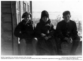 Unbekannter Standort der III./St.G.1 in Russland, vermutlich Winter 1941/1942. Unbekannte Jugendliche in einem Dorf vor dem Eingang einer Behausung. NLESB_Kriegsbilder_lose_Filmrolle_Russland_1941_0013 Unbekannter Standort der III./St.G.1 in Russland, vermutlich Winter 1941/1942. Unbekannte Jugendliche in einem Dorf vor dem Eingang einer Behausung.NLESB_Kriegsbilder_lose_Filmrolle_Russland_1941_0013