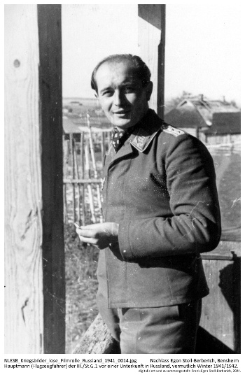 Hauptmann (Flugzeugführer) der III./St.G.1 vor einer Unterkunft in Russland, vermutlich Winter 1941/1942. NLESB_Kriegsbilder_lose_Filmrolle_Russland_1941_0014 Hauptmann (Flugzeugführer) der III./St.G.1 vor einer Unterkunft in Russland, vermutlich Winter 1941/1942. NLESB_Kriegsbilder_lose_Filmrolle_Russland_1941_0014
