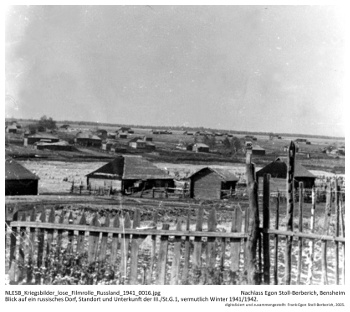 Blick auf ein russisches Dorf, Standort und Unterkunft der III./St.G.1, vermutlich Winter 1941/1942. NLESB_Kriegsbilder_lose_Filmrolle_Russland_1941_0016 Blick auf ein russisches Dorf, Standort und Unterkunft der III./St.G.1, vermutlich Winter 1941/1942. NLESB_Kriegsbilder_lose_Filmrolle_Russland_1941_0016