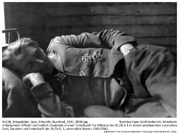 Unbekannter Offizier (vermutlich Leutnant) in einer Unterkunft für Offiziere der III./St.G.1 in einem unbekannten russischen Dorf, Standort und Unterkunft der III./St.G. 1, vermutlich Winter 1941/1942. NLESB_Kriegsbilder_lose_Filmrolle_Russland_1941_0018 Unbekannter Offizier (vermutlich Leutnant) in einer Unterkunft für Offiziere der III./St.G.1 in einem unbekannten russischen Dorf, Standort und Unterkunft der III./St.G. 1, vermutlich Winter 1941/1942. NLESB_Kriegsbilder_lose_Filmrolle_Russland_1941_0018