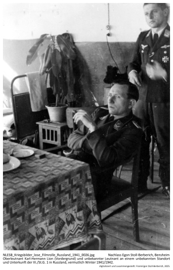 Oberleutnant Karl-Hermann Lion (Vordergrund) und unbekannter Leutnant an einem unbekannten Standort und Unterkunft der III./St.G. 1 in Russland, vermutlich Winter 1941/1942. NLESB_Kriegsbilder_lose_Filmrolle_Russland_1941_0026 Oberleutnant Karl-Hermann Lion (Vordergrund) und unbekannter Leutnant an einem unbekannten Standort und Unterkunft der III./St.G. 1 in Russland, vermutlich Winter 1941/1942. NLESB_Kriegsbilder_lose_Filmrolle_Russland_1941_0026