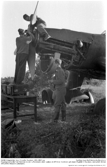 Flugzeugmechaniker bei Arbeiten an der Luftschraube einer Junkers JU 87 B der III./St.G.1 auf einem Flugfeld in Russland, vermutlich Winter 1941/1942. Personen unbekannt. NLESB_Kriegsbilder_lose_Filmrolle_Russland_1941_0027 Flugzeugmechaniker bei Arbeiten an der Luftschraube einer Junkers JU 87 B der III./St.G.1 auf einem Flugfeld in Russland, vermutlich Winter 1941/1942. Personen unbekannt. NLESB_Kriegsbilder_lose_Filmrolle_Russland_1941_0027