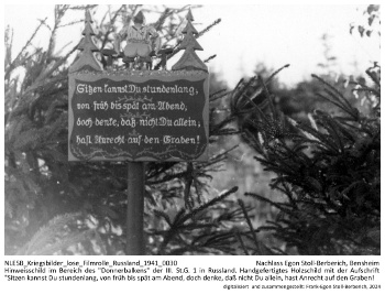 Hinweisschild im Bereich des "Donnerbalkens" der III./St.G. 1 in Russland. Handgefertigtes Holzschild mit der Aufschrift "Sitzen kannst Du stundenlang, von früh bis spät am Abend, doch denke, daß nicht Du allein, hast Anrecht auf den Graben!". NLESB_Kriegsbilder_lose_Filmrolle_Russland_1941_0030 Zelte der III./St.G. 1 auf einem Feldflugplatz in Russland. Die Zelte sind in den Boden eingelassen, Erdwälle umgeben die Unterkünfte zusätzlich, um Splitterschutz zu gewährleisten. Karl-Hermann Lion (3. v. l.) mit unbekannten Kameraden. NLESB_Kriegsbilder_lose_Filmrolle_Russland_1941_0030