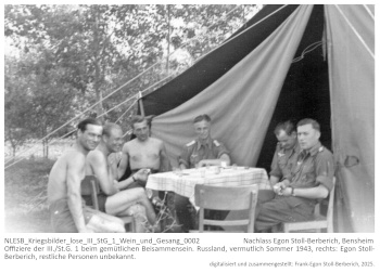 Offiziere der III./St.G. 1 beim gemütlichen Beisammensein. Russland, vermutlich Sommer 1943, Person rechts: Egon Stoll-Berberich, restliche Personen unbekannt. NLESB_Kriegsbilder_lose_III_StG_1_Wein_und_Gesang_0002 Offiziere der III./St.G. 1 beim gemütlichen Beisammensein. Russland, vermutlich Sommer 1943, Person rechts: Egon Stoll-Berberich, restliche Personen unbekannt. NLESB_Kriegsbilder_lose_III_StG_1_Wein_und_Gesang_0002