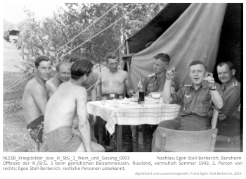 Offiziere der III./St.G. 1 beim gemütlichen Beisammensein. Russland, vermutlich Sommer 1943, Person rechts: Egon Stoll-Berberich, restliche Personen unbekannt. NLESB_Kriegsbilder_lose_III_StG_1_Wein_und_Gesang_0003 Offiziere der III./St.G. 1 beim gemütlichen Beisammensein. Russland, vermutlich Sommer 1943, Person rechts: Egon Stoll-Berberich, restliche Personen unbekannt. NLESB_Kriegsbilder_lose_III_StG_1_Wein_und_Gesang_0003