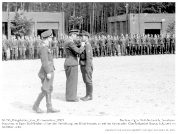 Hauptmann Egon Stoll-Berberich bei der Verleihung des Ritterkreuzes an seinen Kameraden Oberfeldwebel Gustav Schubert im Sommer 1943. NLESB_Kriegsbilder_lose_Kommandeur_0003 Hauptmann Egon Stoll-Berberich bei der Verleihung des Ritterkreuzes an seinen Kameraden Oberfeldwebel Gustav Schubert im Sommer 1943. NLESB_Kriegsbilder_lose_Kommandeur_0003