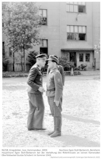 Hauptmann Egon Stoll-Berberich bei der Verleihung des Ritterkreuzes an seinen Kameraden Oberfeldwebel Gustav Schubert im Sommer 1943. NLESB_Kriegsbilder_lose_Kommandeur_0004 Hauptmann Egon Stoll-Berberich bei der Verleihung des Ritterkreuzes an seinen Kameraden Oberfeldwebel Gustav Schubert im Sommer 1943. NLESB_Kriegsbilder_lose_Kommandeur_0004