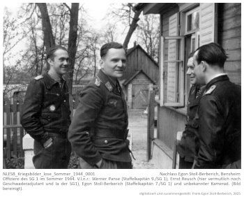 Offiziere des SG 1 im Sommer 1944. V.l.n.r.: Werner Panse (Staffelkapitän 9./SG 1), Ernst Reusch (hier vermutlich noch Geschwaderadjutant und Ia der SG1), Egon Stoll-Berberich (Staffelkapitän 7./SG 1) und unbekannter Kamerad. (Bild bereinigt). NLESB_Kriegsbilder_lose_Sommer_1944_0001