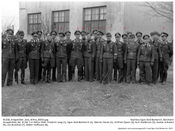 Gruppenfoto der III./SG 1 in Wilna 1944. Friedrich Lang (1), Egon Stoll-Berberich (2), Werner Panse (3), Irmfried Zipser (4). NLESB_Kriegsbilder_lose_Wilna_0002a Gruppenfoto der III./SG 1 in Wilna 1944. Friedrich Lang (1), Egon Stoll-Berberich (2), Werner Panse (3), Irmfried Zipser (4). NLESB_Kriegsbilder_lose_Wilna_0002a