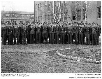 Gruppenbild der III./SG 1 mit ihrem Kommandeur Friedrich Lang in Wilna, April 1944. NLESB_Kriegsbilder_lose_Wilna_0003 Gruppenbild der III./SG 1 mit ihrem Kommandeur Friedrich Lang in Wilna, April 1944. NLESB_Kriegsbilder_lose_Wilna_0003