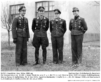 Der Kommandeur der III./SG 1, Major Friedrich Lang (2. v. l.; RK E S: 4. Juli 1944) in Wilna 1944 mit seinen Staffelkapitänen: Werner Panse, 9. Staffel (links, RK: 4. Mai 1944), Egon Stoll-Berberich, 7. Staffel (3. v. l., RK: 29. Februar 1944) und Oberleutnant Kurt Goldbruch, 8. Staffel (rechts, RK: 28. Januar 1945). NLESB_Kriegsbilder_lose_Wilna_0006 Der Kommandeur der III./SG 1, Major Friedrich Lang (2. v. l.; RK E S: 4. Juli 1944) in Wilna 1944 mit seinen Staffelkapitänen: Werner Panse, 9. Staffel (links, RK: 4. Mai 1944), Egon Stoll-Berberich, 7. Staffel (3. v. l., RK: 29. Februar 1944) und Oberleutnant Kurt Goldbruch, 8. Staffel (rechts, RK: 28. Januar 1945). NLESB_Kriegsbilder_lose_Wilna_0006