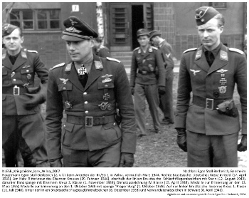 Hauptmann Egon Stoll-Berberich (2. v. r.) beim Antreten der III./SG 1 in Wilna, vermutlich März 1944. NLESB_Kriegsbilder_lose_Wilna_0007 Hauptmann Egon Stoll-Berberich (2. v. r.) beim Antreten der III./SG 1 in Wilna, vermutlich März 1944. NLESB_Kriegsbilder_lose_Wilna_0007