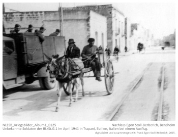 Unbekannte Soldaten der III./St.G.1 im April 1941 in Trapani, Sizilien, Italien bei einem Ausflug. NLESB_Kriegsbilder_Album1_0125