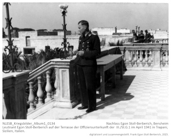 Leutnant Egon Stoll-Berberich auf der Terrasse der Offiziersunterkunft der  III./St.G.1 im April 1941 in Trapani, Sizilien, Italien. NLESB_Kriegsbilder_Album1_0134