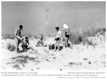 Gruppenstab der III./St.G. 1 beim Baden am 13.04.1941 auf Sizilien. Personen und genauer Ort unbekannt. NLESB_Kriegsbilder_Album1_0174