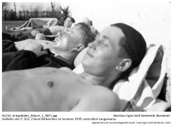 Soldaten der 9. St.G. 2 beim Nickerchen im Sommer 1939, vermutlich Langensalza. 2. von vorne: Egon Stoll-Berberich. NLESB_Kriegsbilder_Album1_0071.